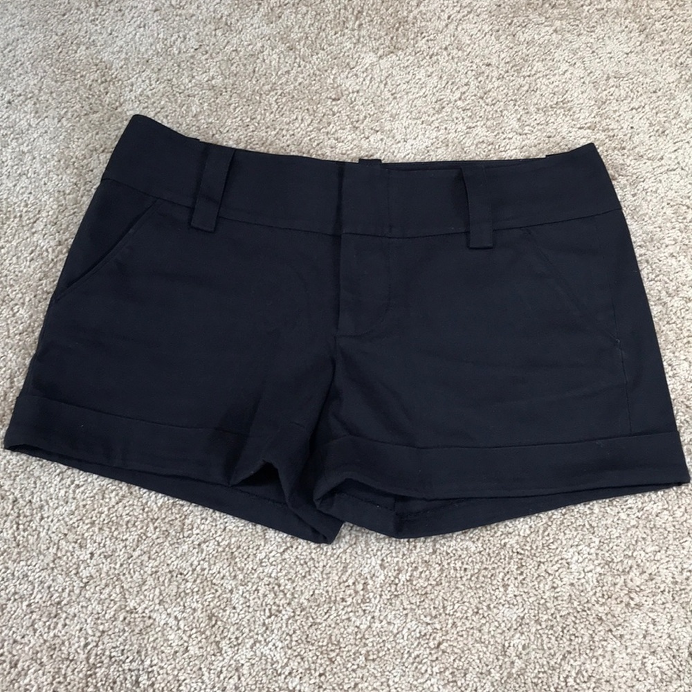 Alice & Olivia size 6, black cady  cuff shorts